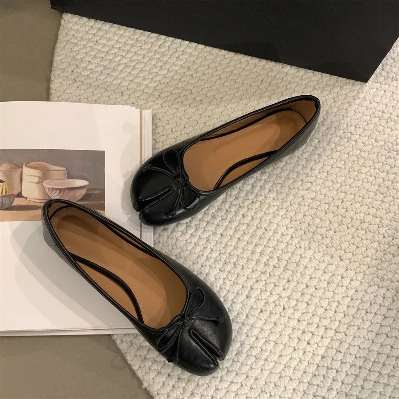 Women's black split-toe flat pump shoes with round toe and rubber sole