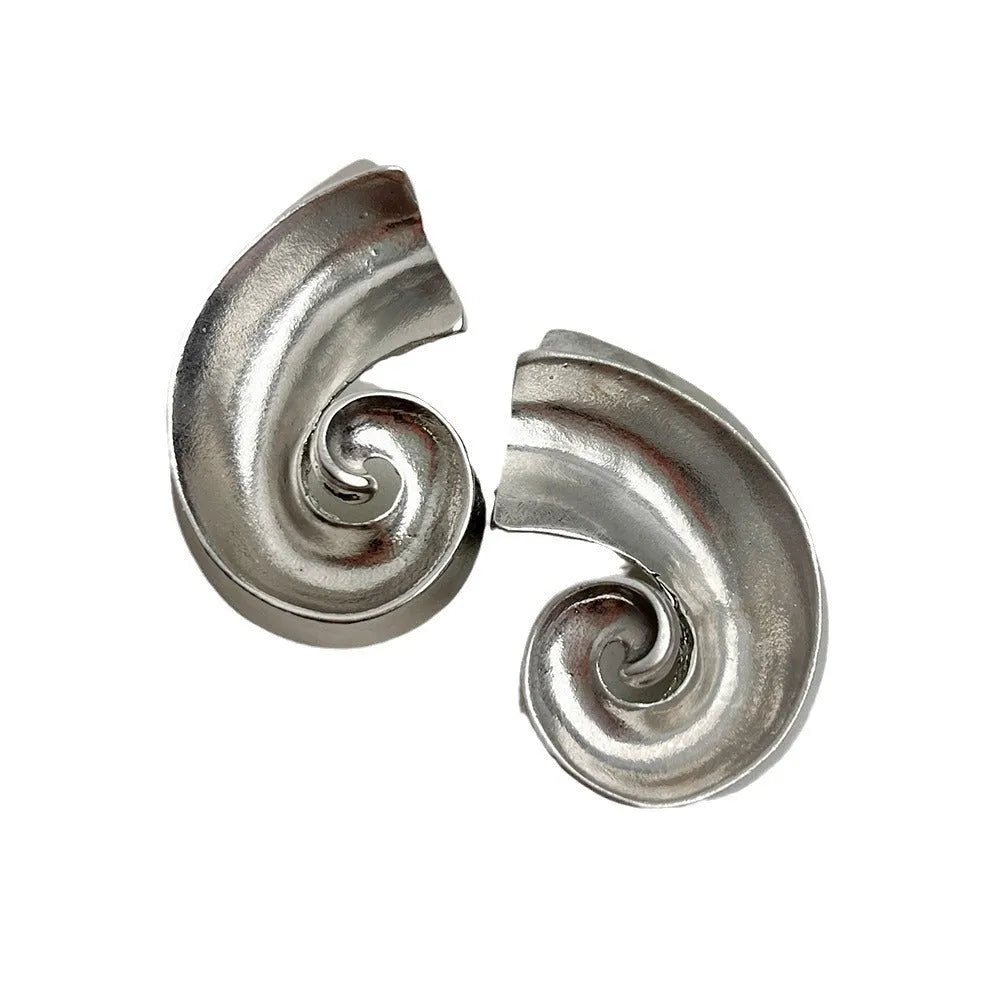Geometric stud earrings with retro design measuring 5cm in gold or silver colour