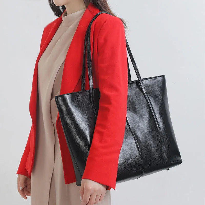 Women's shoulder bag in genuine cowhide leather with large capacity interior and retro styling