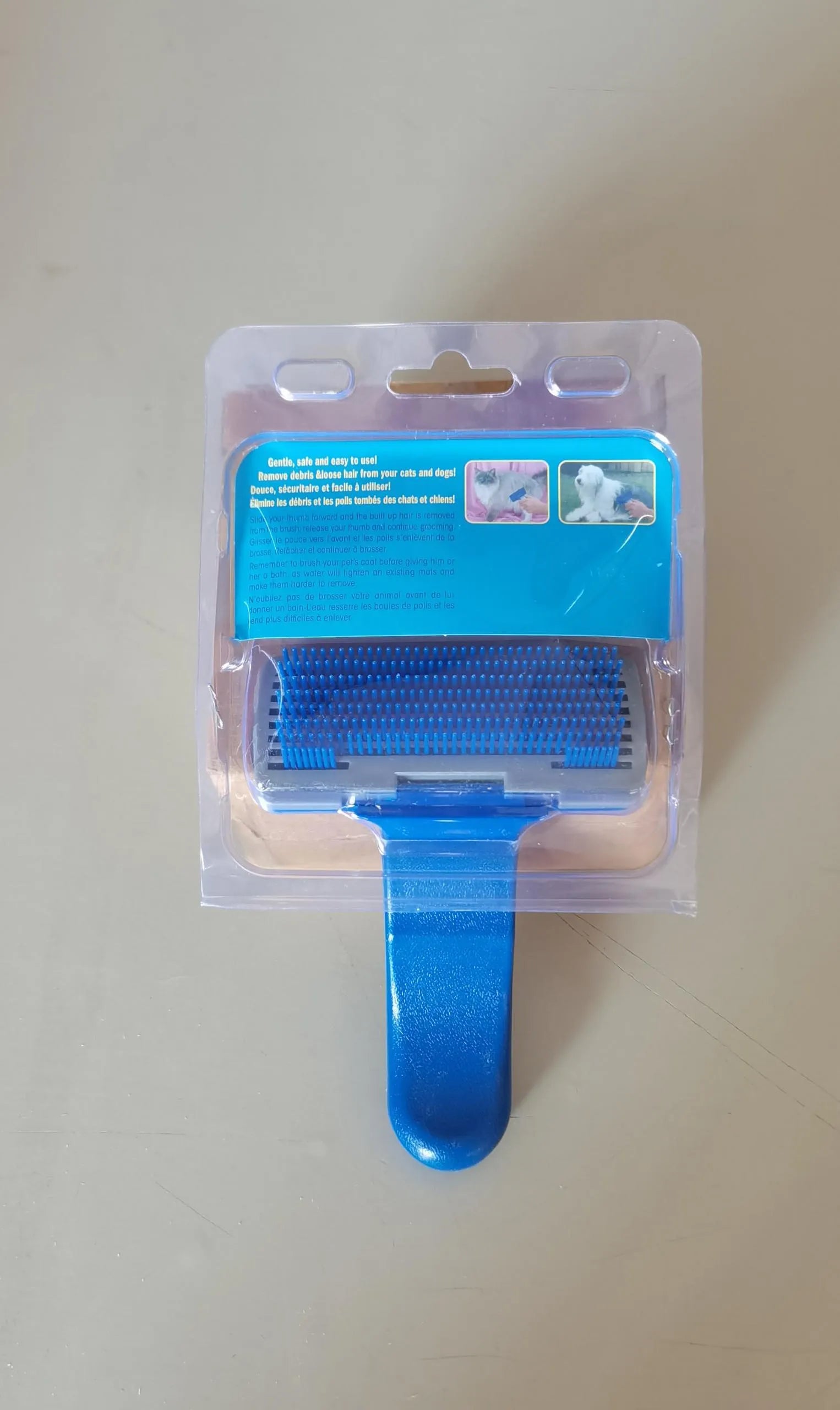 Self-cleaning pet brush comb for dogs and cats measuring 16 x 10cm with comfortable handle