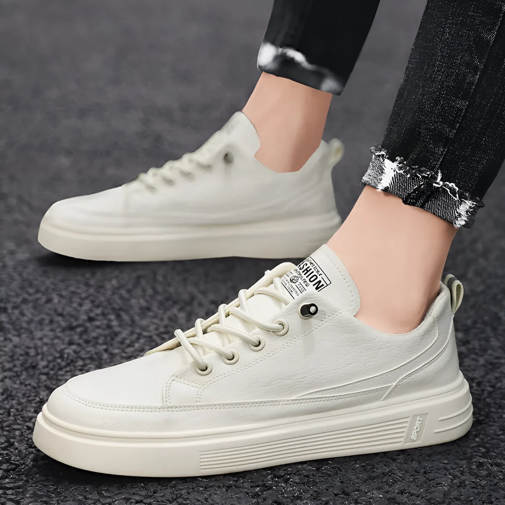 Men's breathable canvas low-top sneakers in beige with rubber sole and flat heel