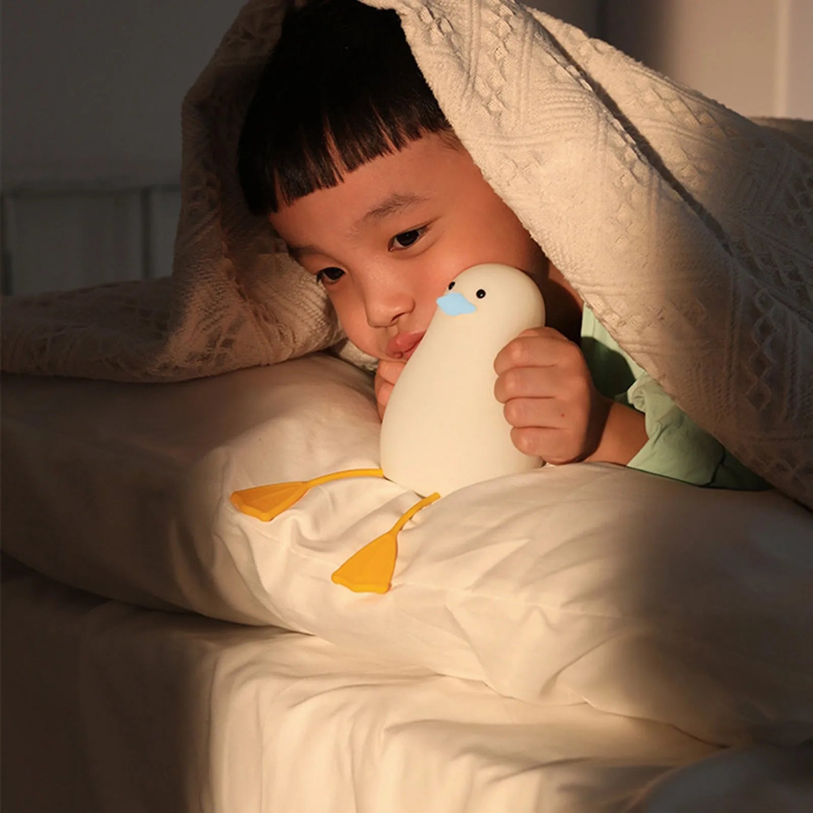 Seagull-shaped silicone night light for babies with soft glow and tap controls
