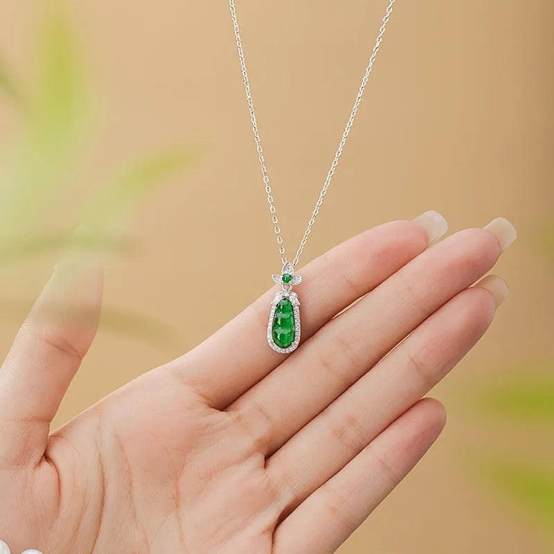 Sauteed green beans 925 silver necklace with flower pendant and adjustable cross chain on woman