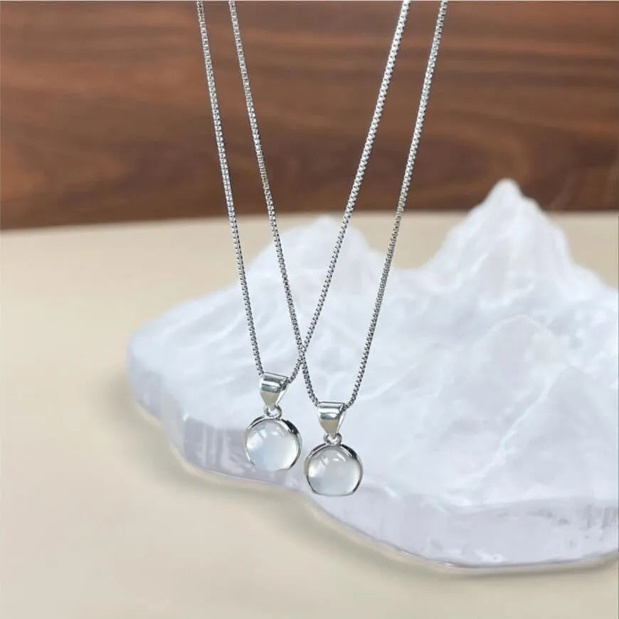 Korean-style women's necklace with adjustable length oval pendant featuring eight Awn star geometric pattern