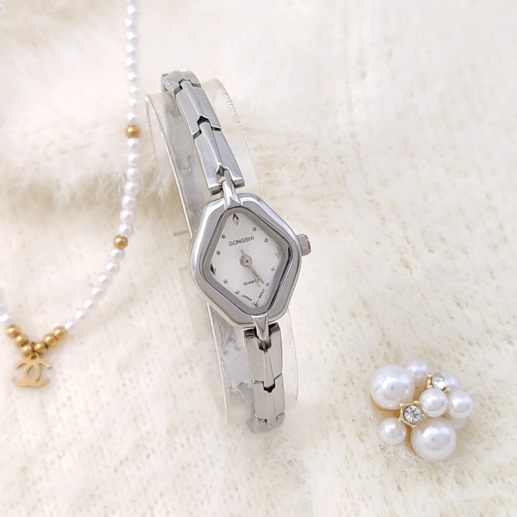 Gold or silver women's waterproof bracelet watch with 18mm dial and mineral glass mirror