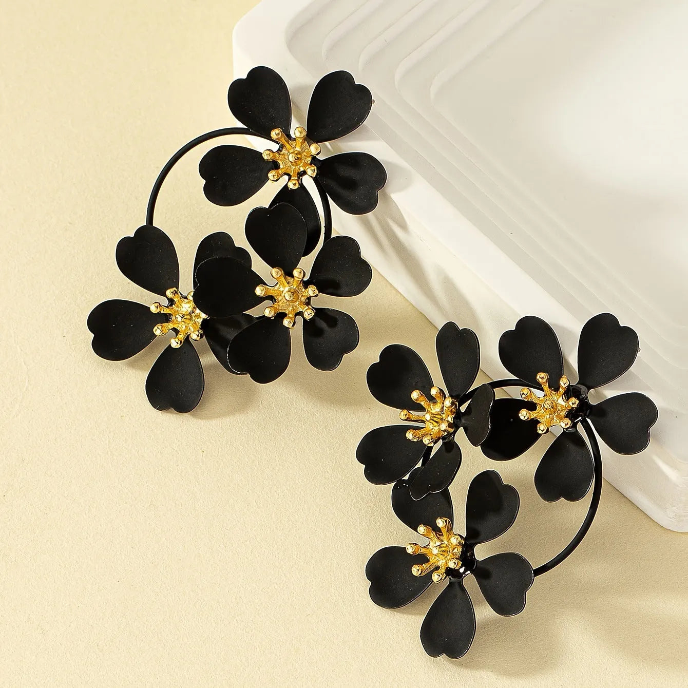 Retro flower-shaped earrings for women in black or white with iron construction.