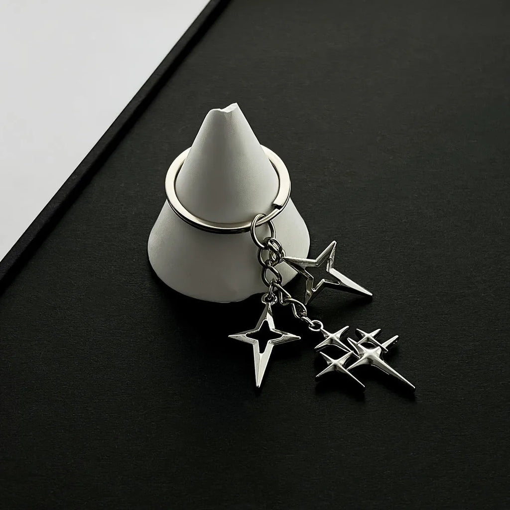 Retro metal alloy keychain with four eight-pointed stars in Q53 colour