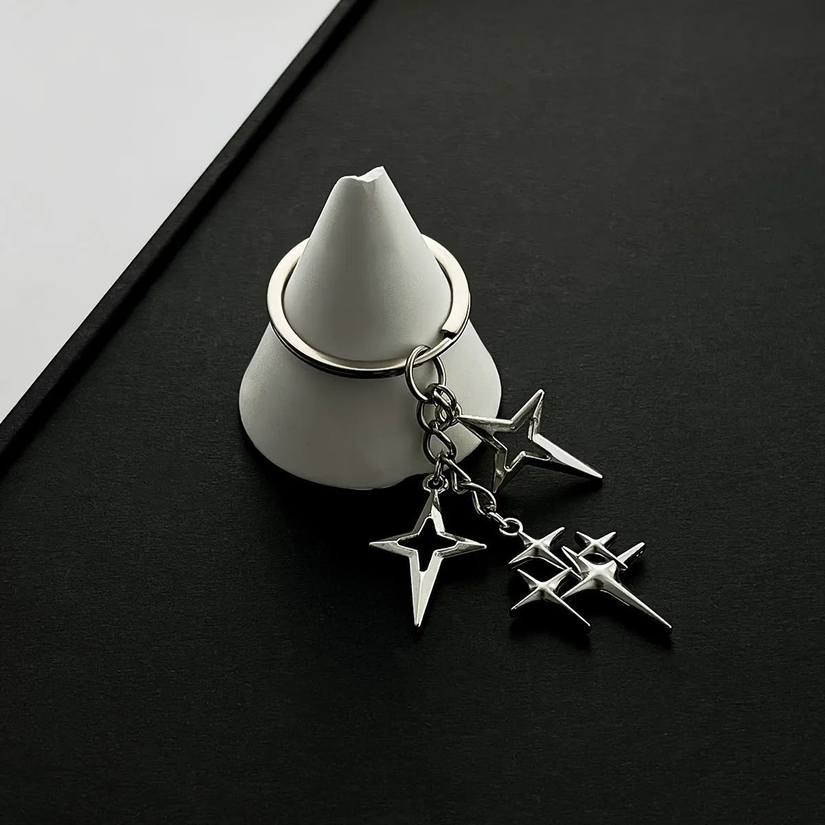 Retro metal alloy keychain with four eight-pointed stars in Q53 colour