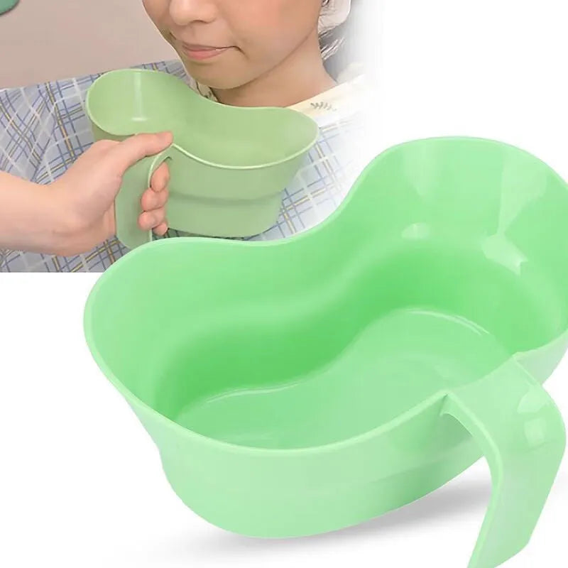 Green plastic gargle cup for bedridden elderly patients with modern simplicity design