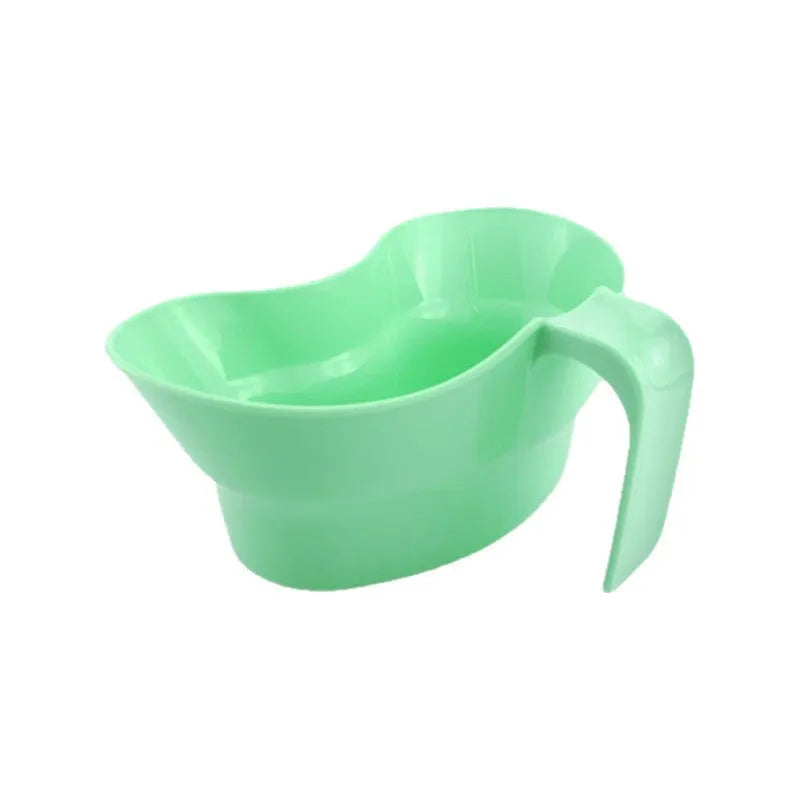 Green plastic gargle cup for bedridden elderly patients with modern simplicity design