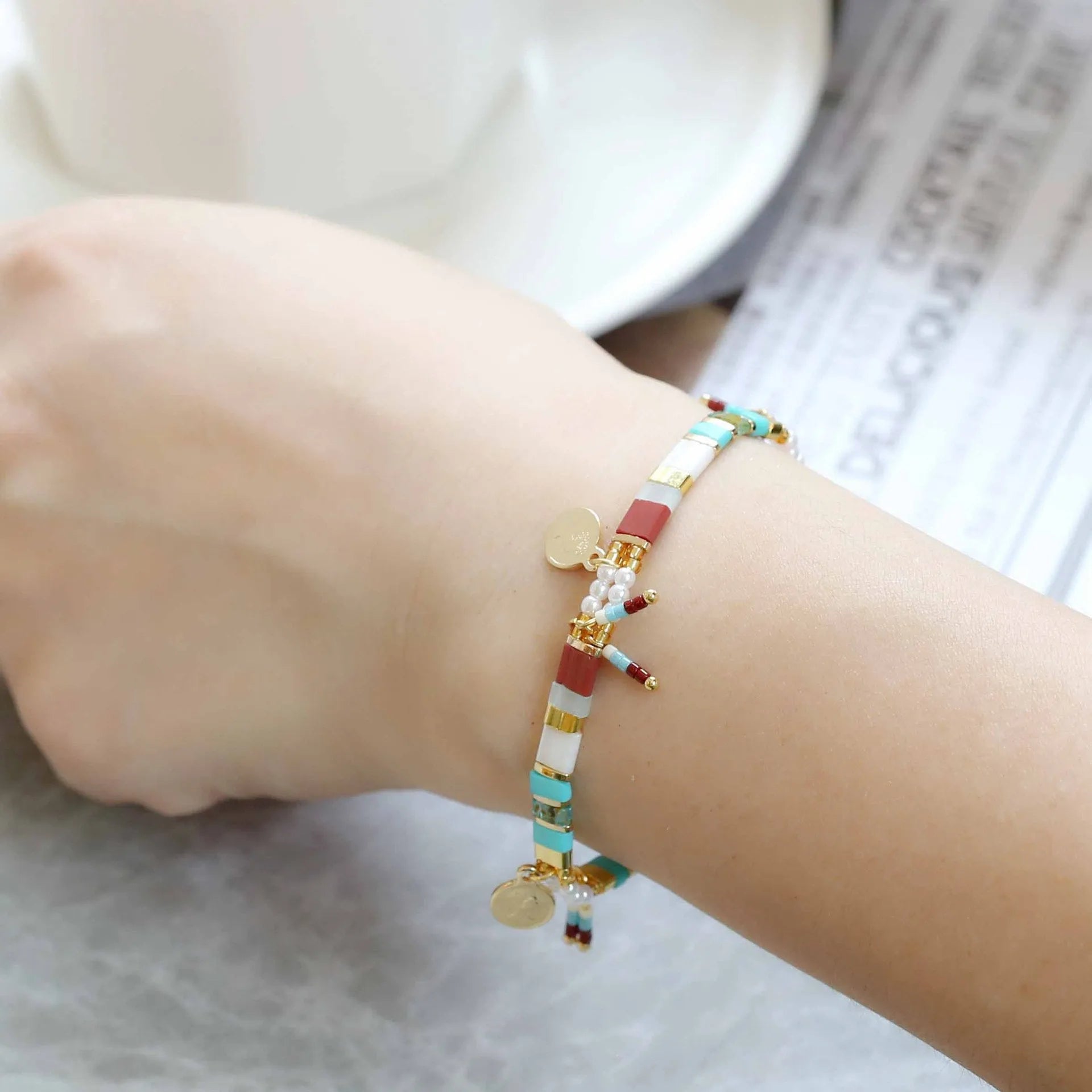Women's handcrafted bracelet with imitation pearl and glass coloured beads in European and American style