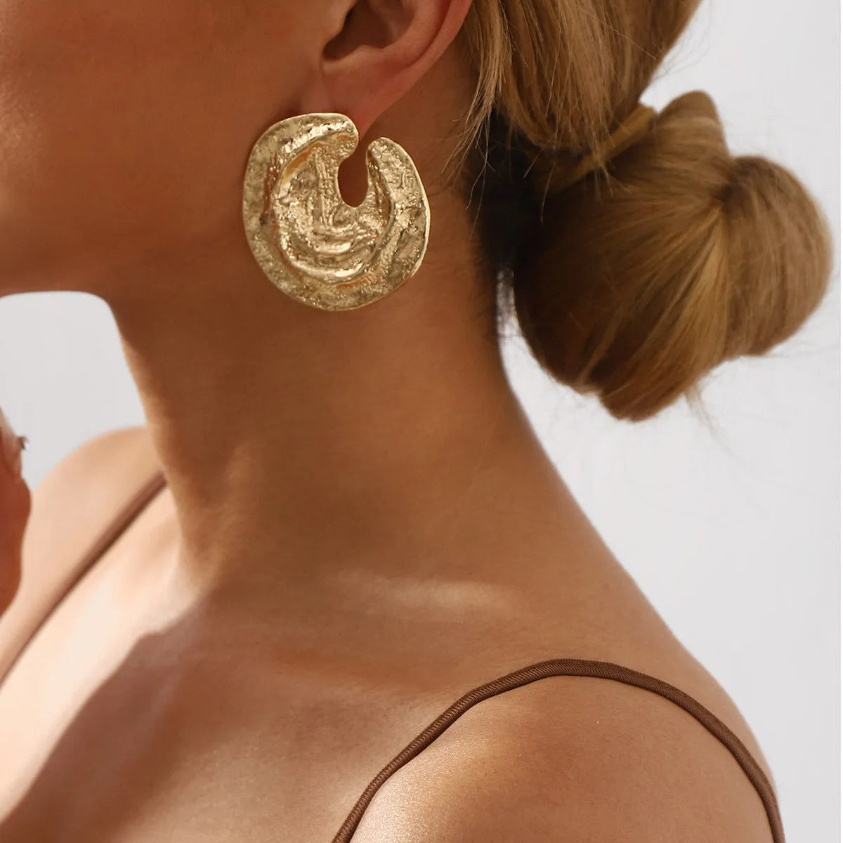 Exaggerated geometric women's earrings with pleated texture in gold colour