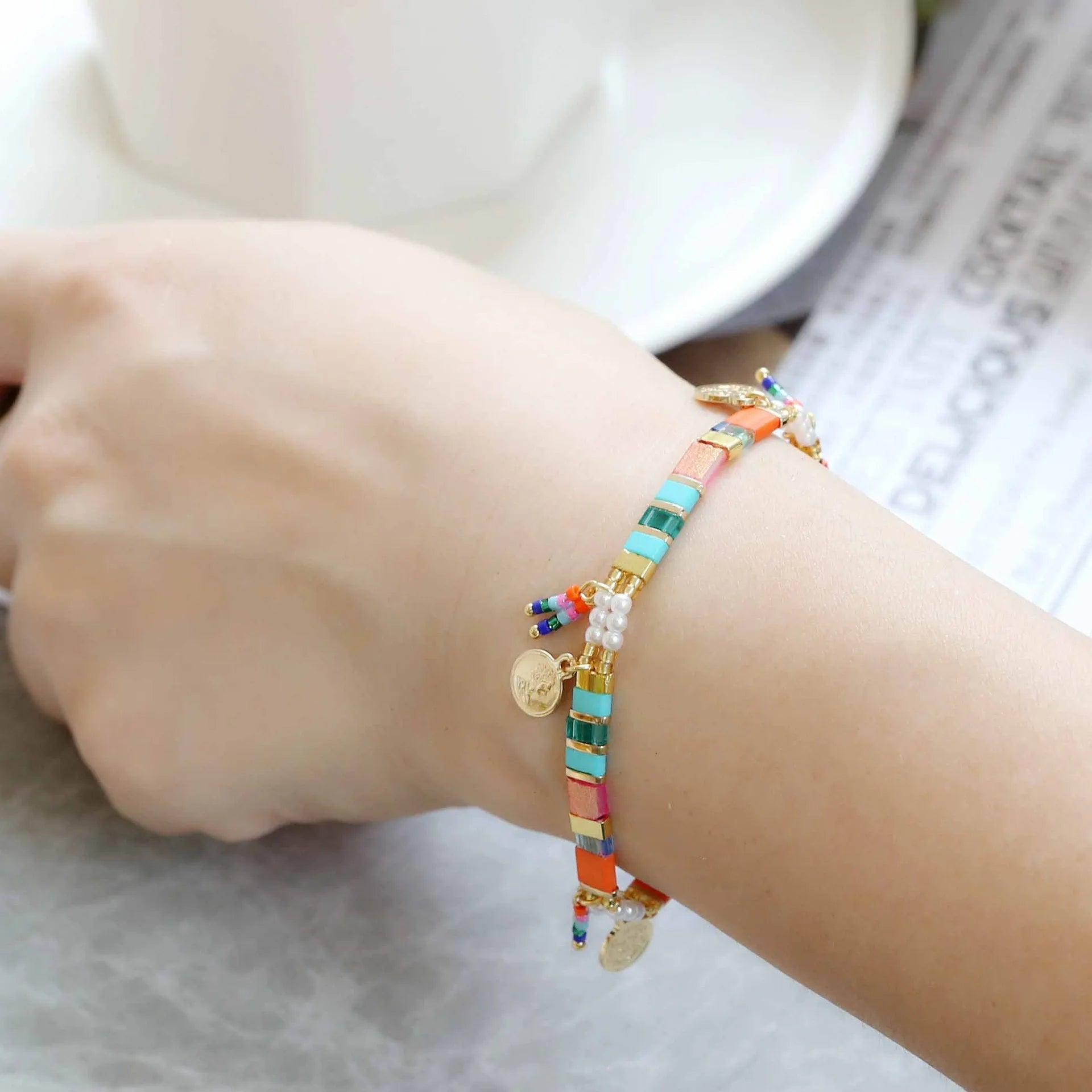 Women's handcrafted bracelet with imitation pearl and glass coloured beads in European and American style