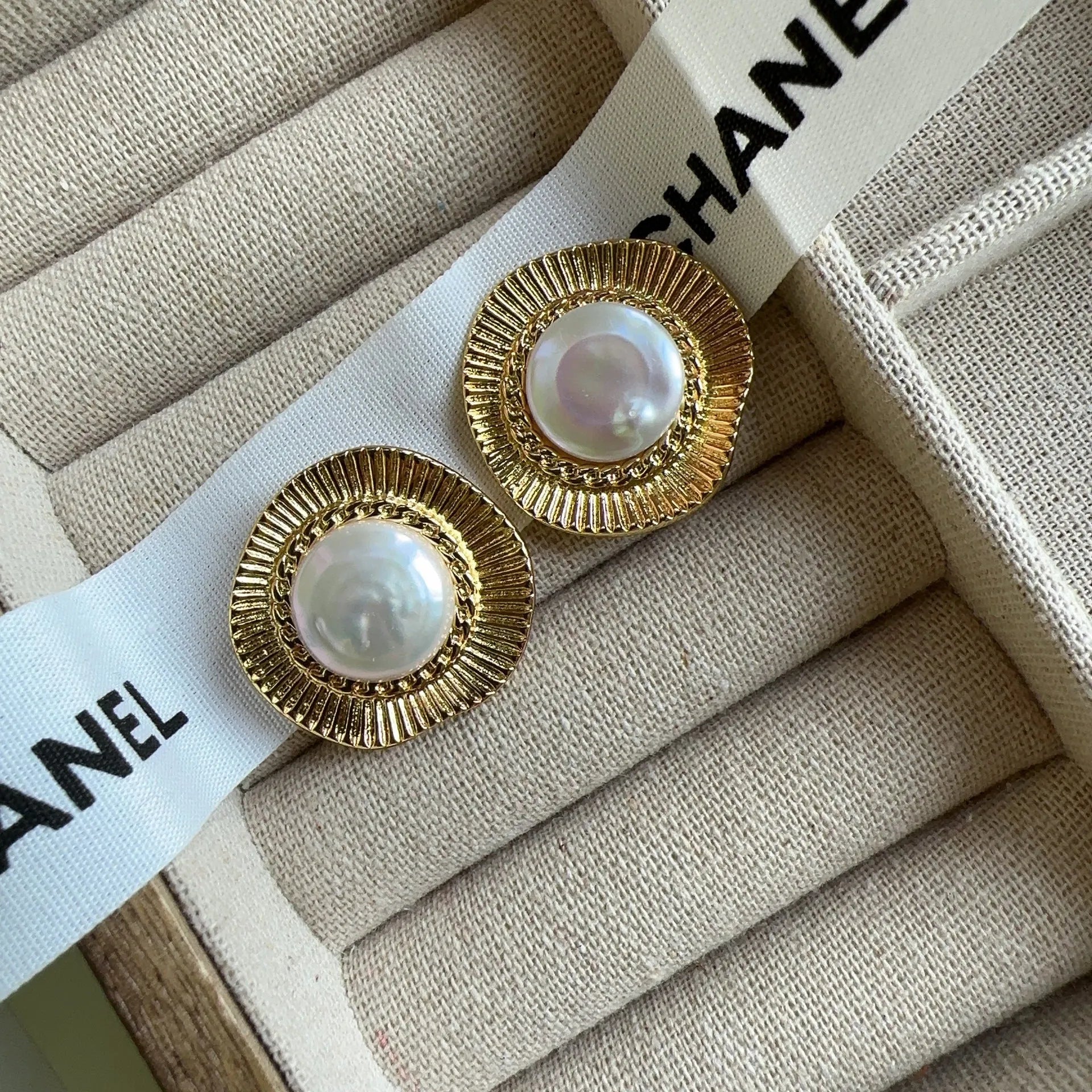Round gold electroplated retro earrings for women with French-inspired geometric design