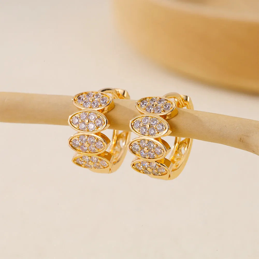 Gold-coloured women's earrings with zircon stones in zirconium and copper construction