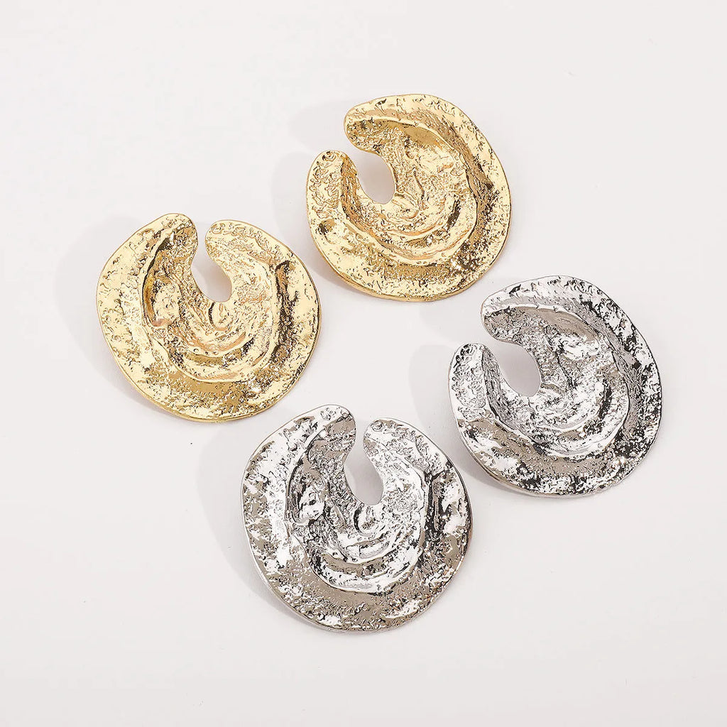 Exaggerated geometric women's earrings with pleated texture in gold colour