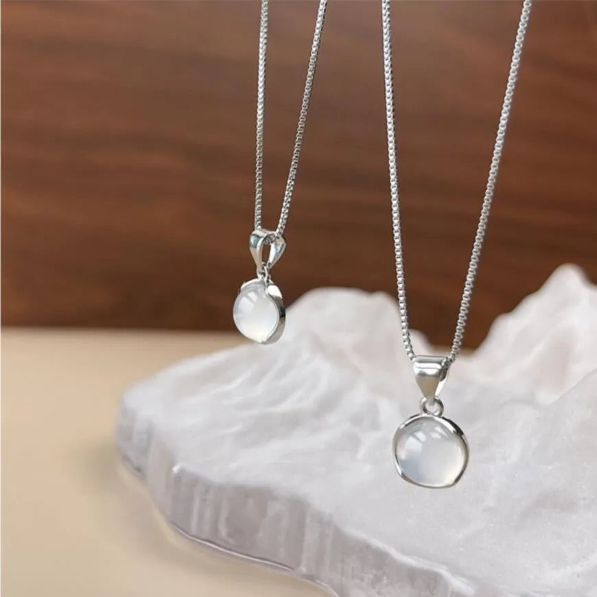 Korean-style women's necklace with adjustable length oval pendant featuring eight Awn star geometric pattern