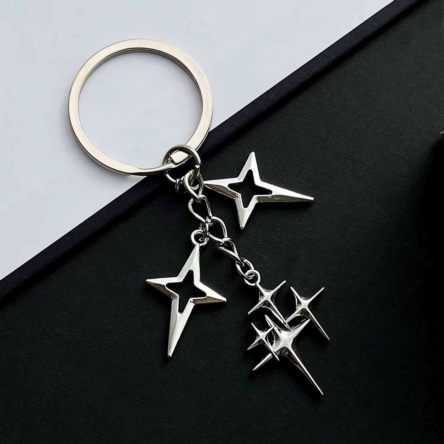 Retro metal alloy keychain with four eight-pointed stars in Q53 colour