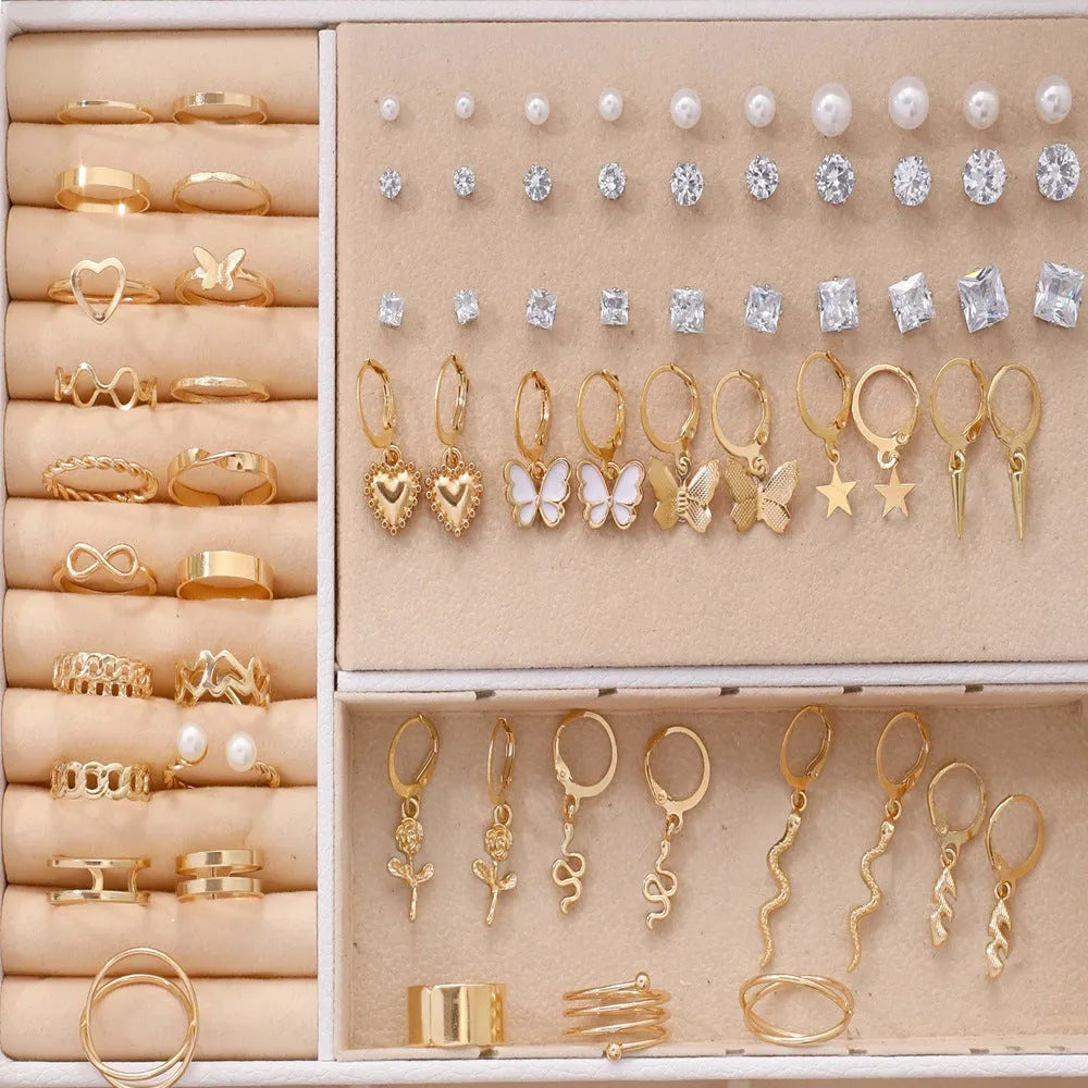108 geometric alloy pearl earrings with round elements in gold and yellow electroplated finishes