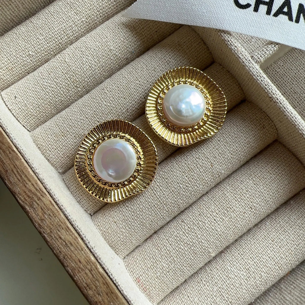 Round gold electroplated retro earrings for women with French-inspired geometric design