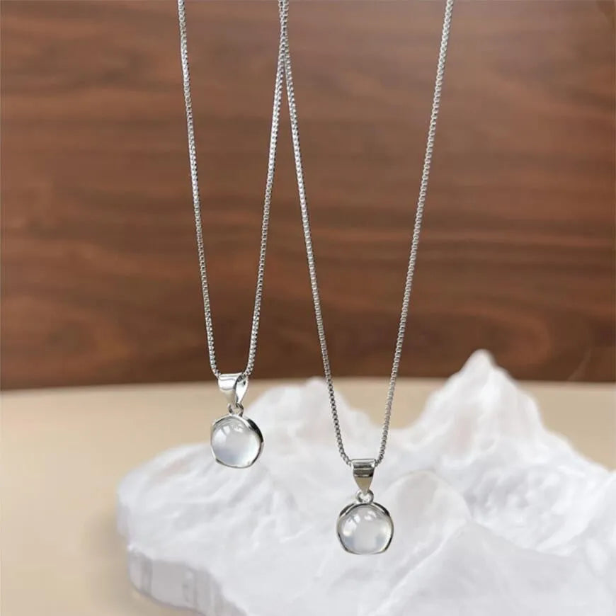 Korean-style women's necklace with adjustable length oval pendant featuring eight Awn star geometric pattern