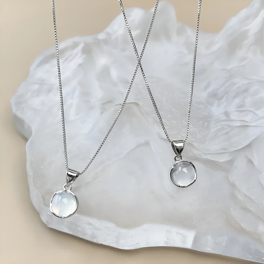 Korean-style women's necklace with adjustable length oval pendant featuring eight Awn star geometric pattern