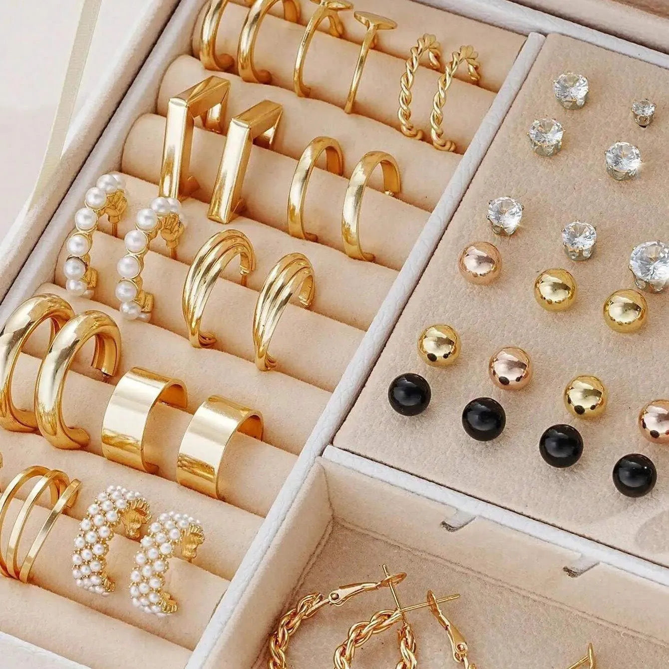 108 geometric alloy pearl earrings with round elements in gold and yellow electroplated finishes