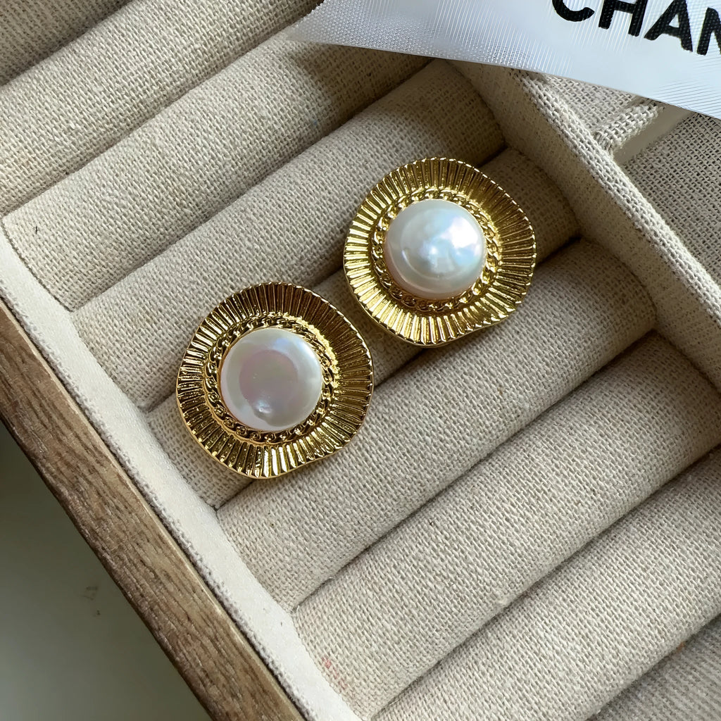 Round gold electroplated retro earrings for women with French-inspired geometric design