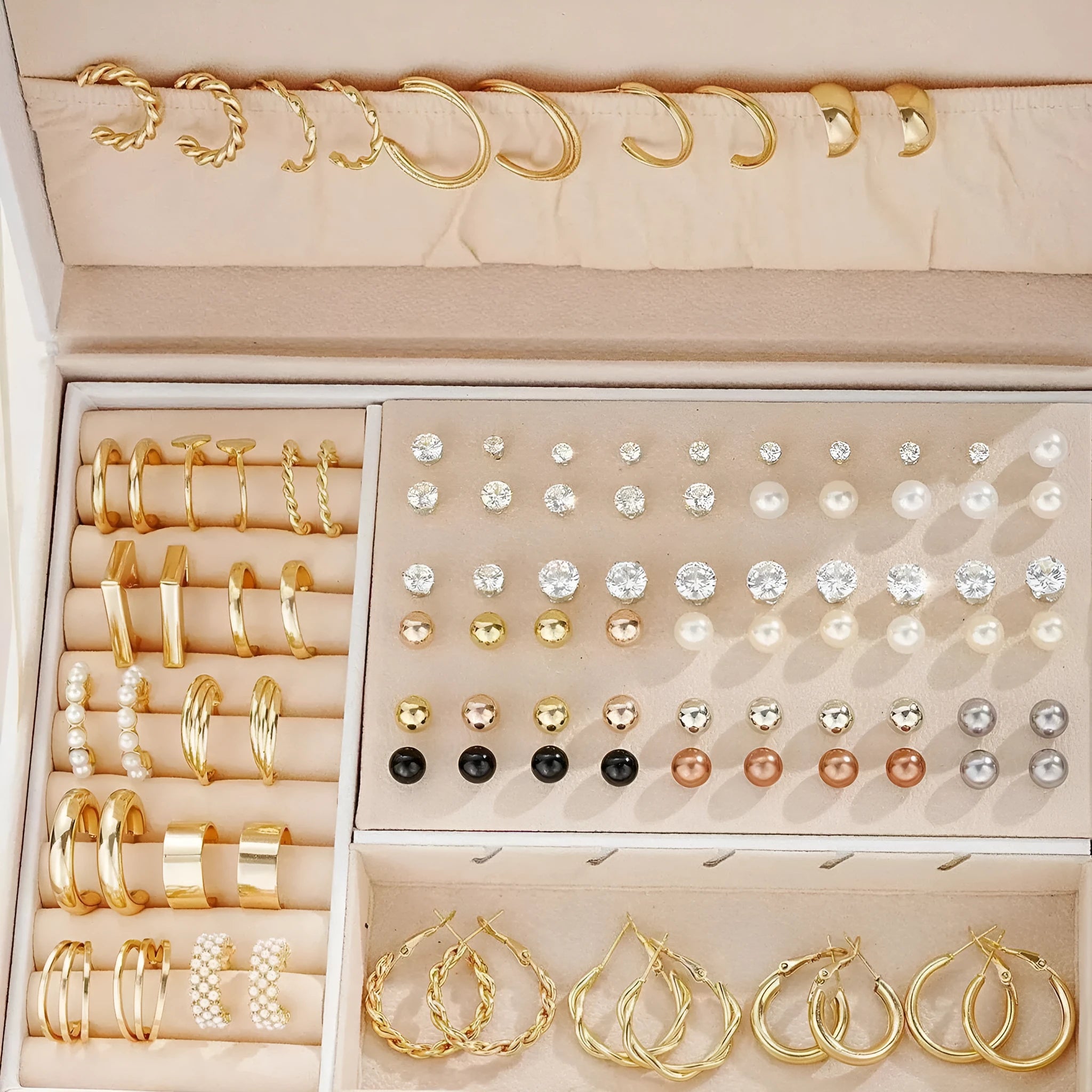 108 geometric alloy pearl earrings with round elements in gold and yellow electroplated finishes