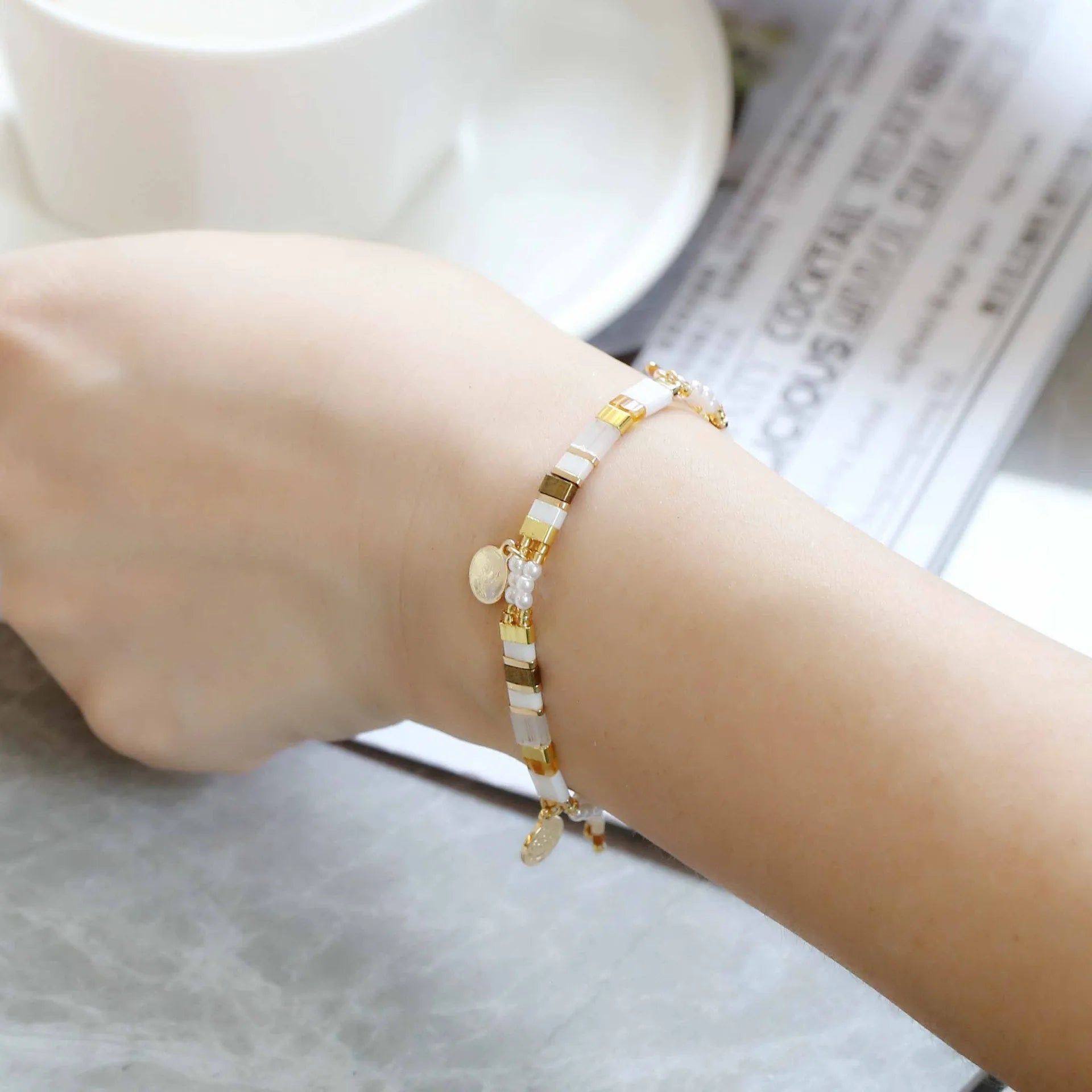 Women's handcrafted bracelet with imitation pearl and glass coloured beads in European and American style