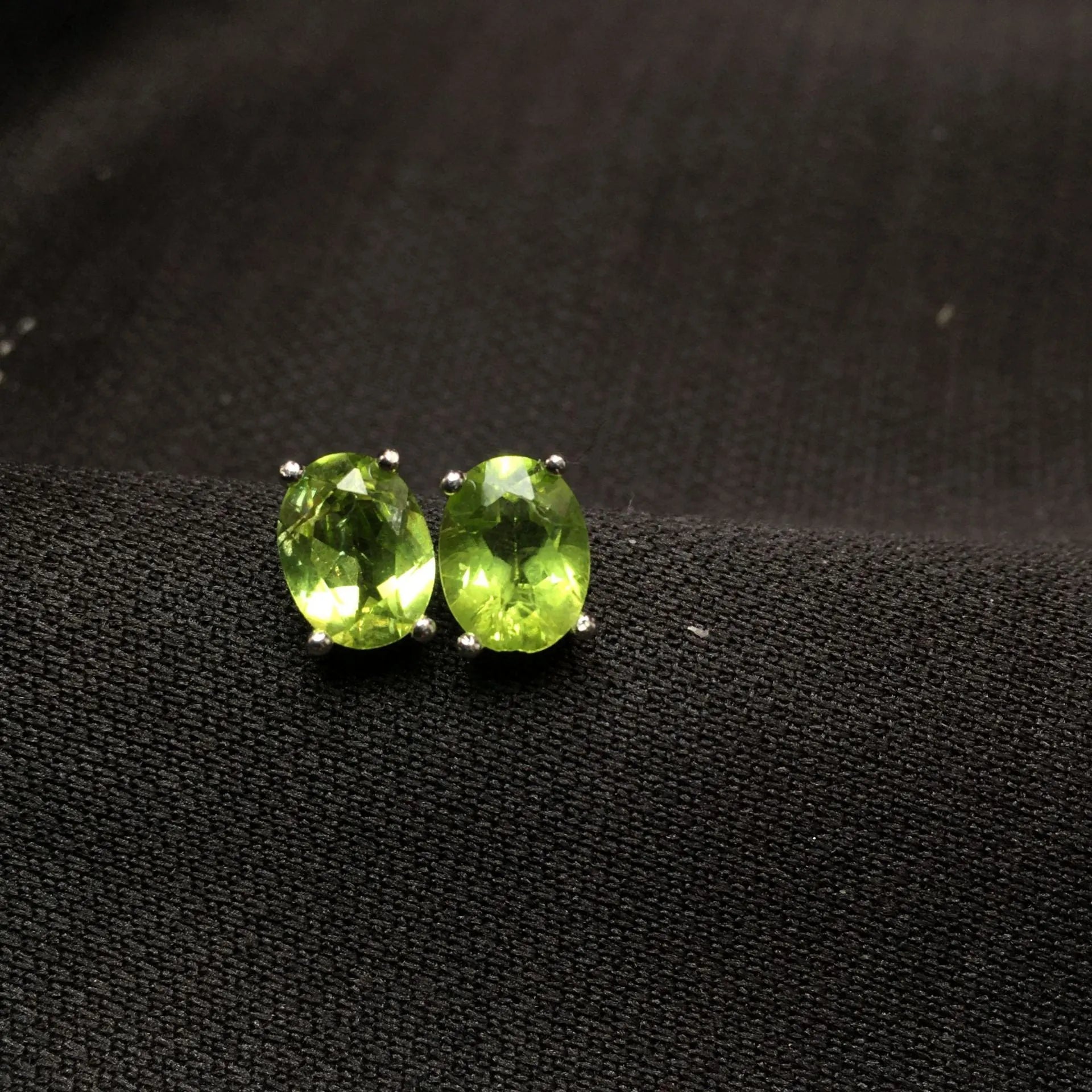 Natural grass green olivine stud earrings in S925 silver with 6x8mm geometric oval stones.