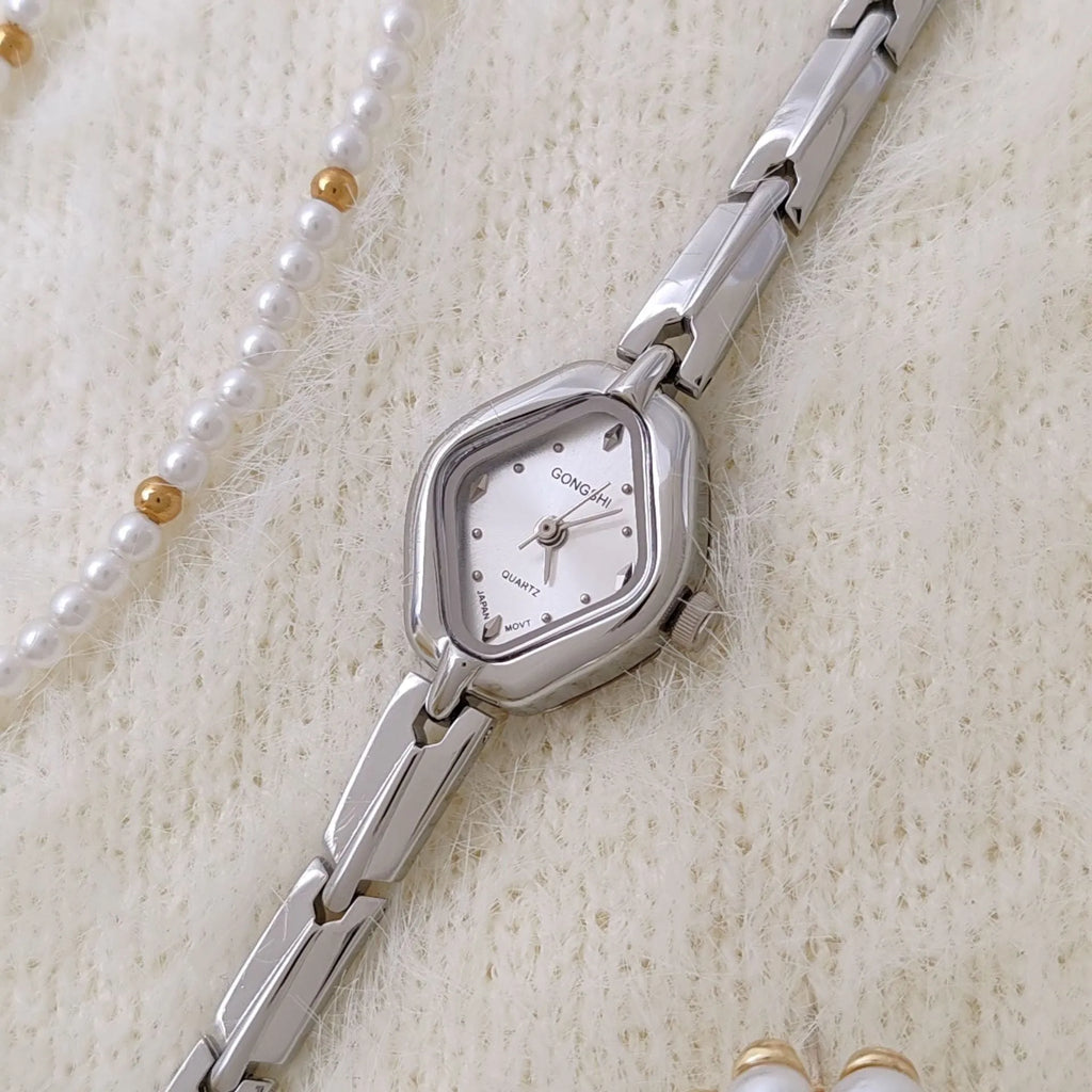 Gold or silver women's waterproof bracelet watch with 18mm dial and mineral glass mirror