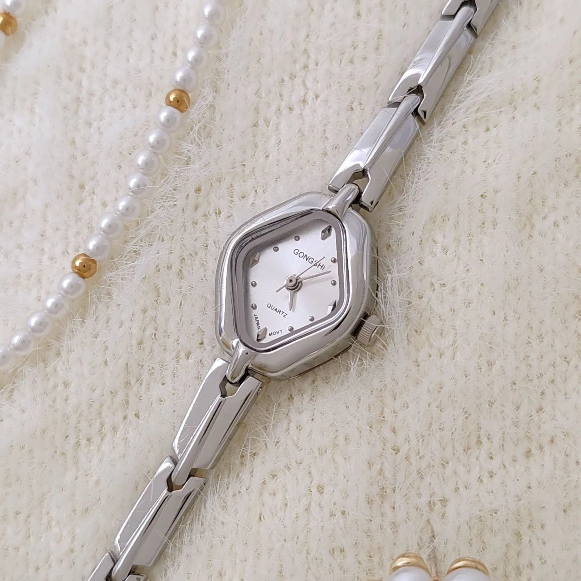 Gold or silver women's waterproof bracelet watch with 18mm dial and mineral glass mirror