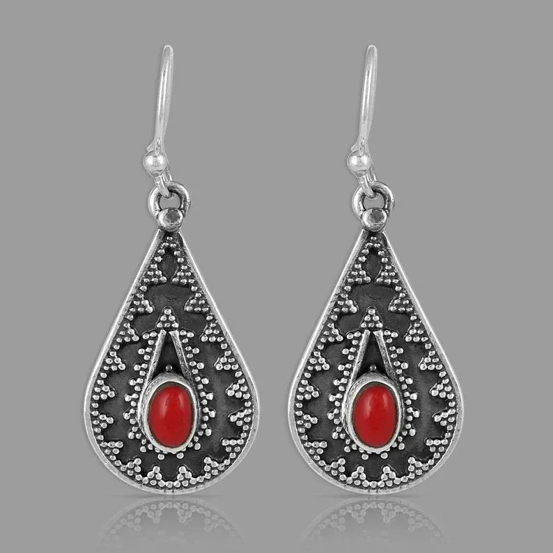 Silver-coloured drop earrings with red pine gemstones in a retro style.