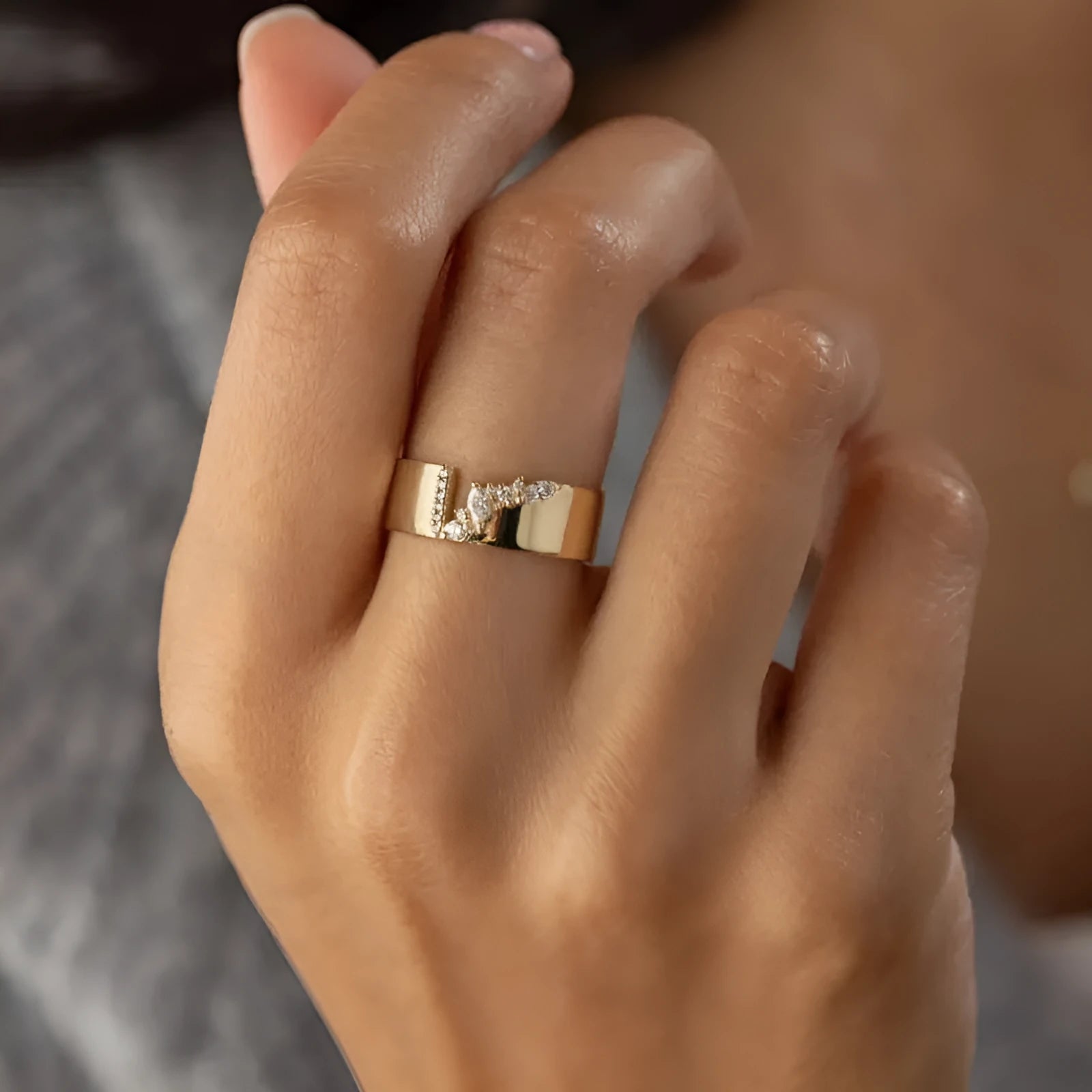 Gold-colour women's ring with zircon stone in copper electroplated setting