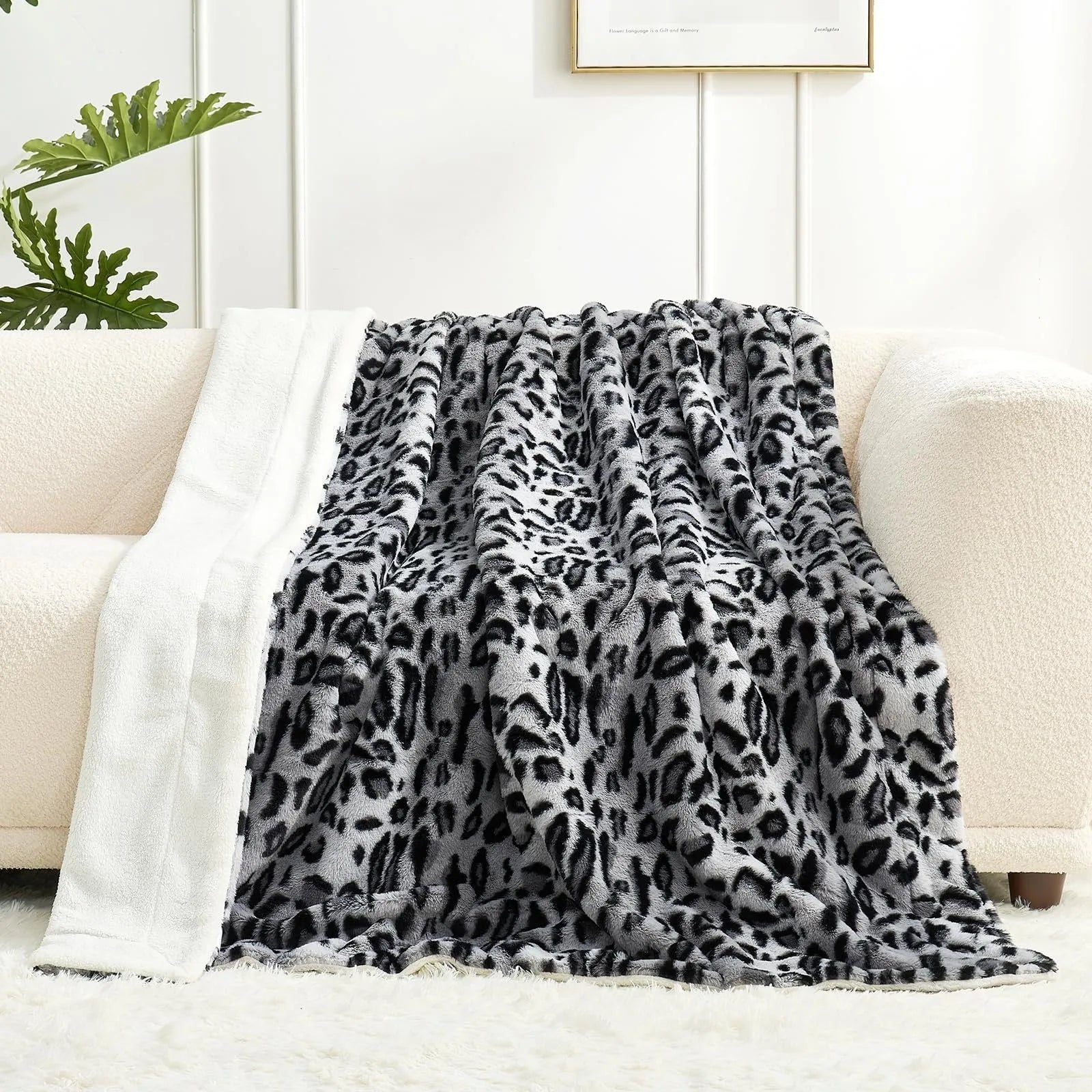 White polyester flannel blanket with animal stripe pattern in European and American style