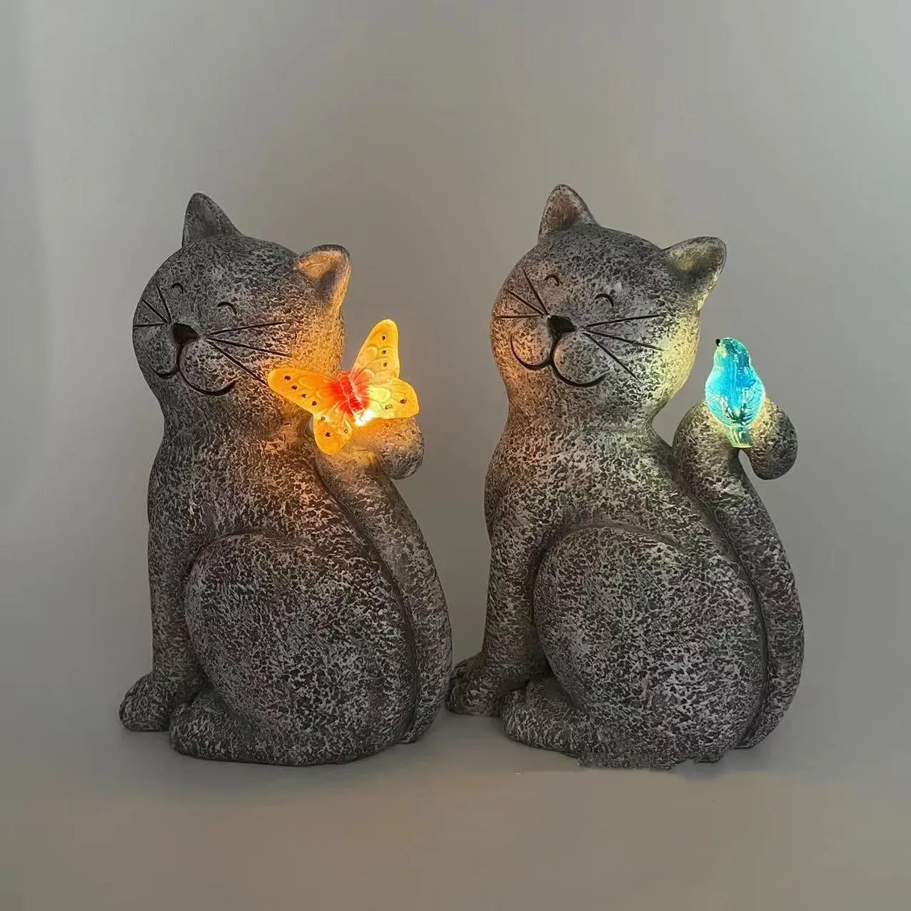 Outdoor solar lamp with cute kitten ornament in plastic and resin, 14x9x21cm, placed in garden setting