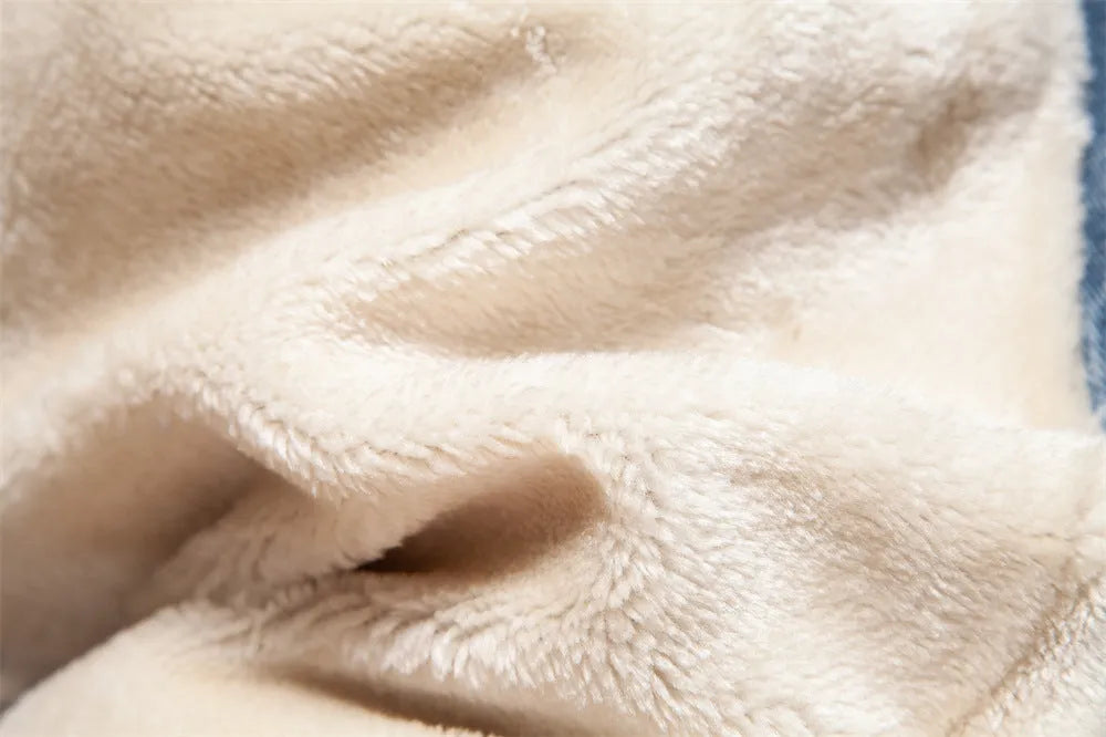 Men's plush denim jacket in dark blue with long sleeves and bag seam pockets