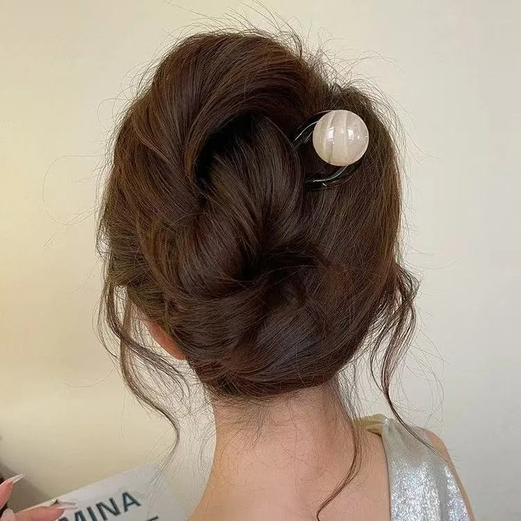 Simple retro-style U-shaped hair barrette made of acrylic in a beige colour.