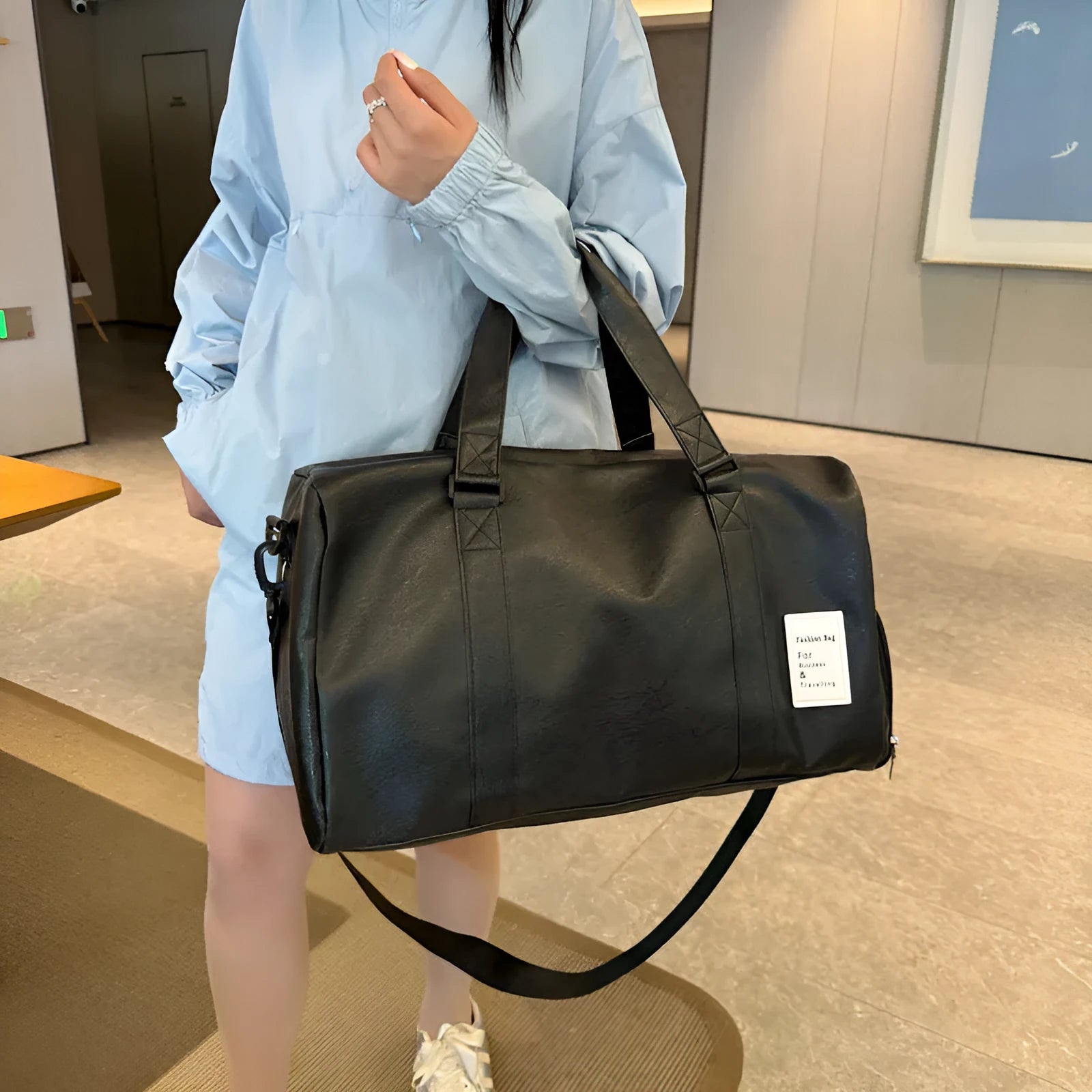 Dry wet separation fitness shoulder messenger bag in large or small size with 20-35L capacity.