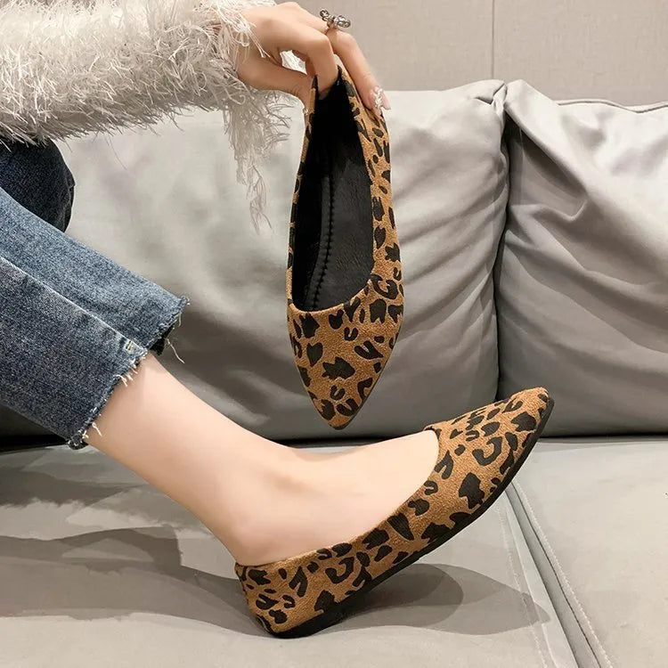 Women's leopard print flat pumps with pointed toe and low 1-3cm heel