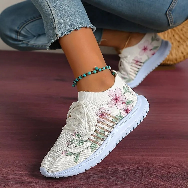 Women's Milky White mesh Flyknit running shoes with flat heel and rubber sole