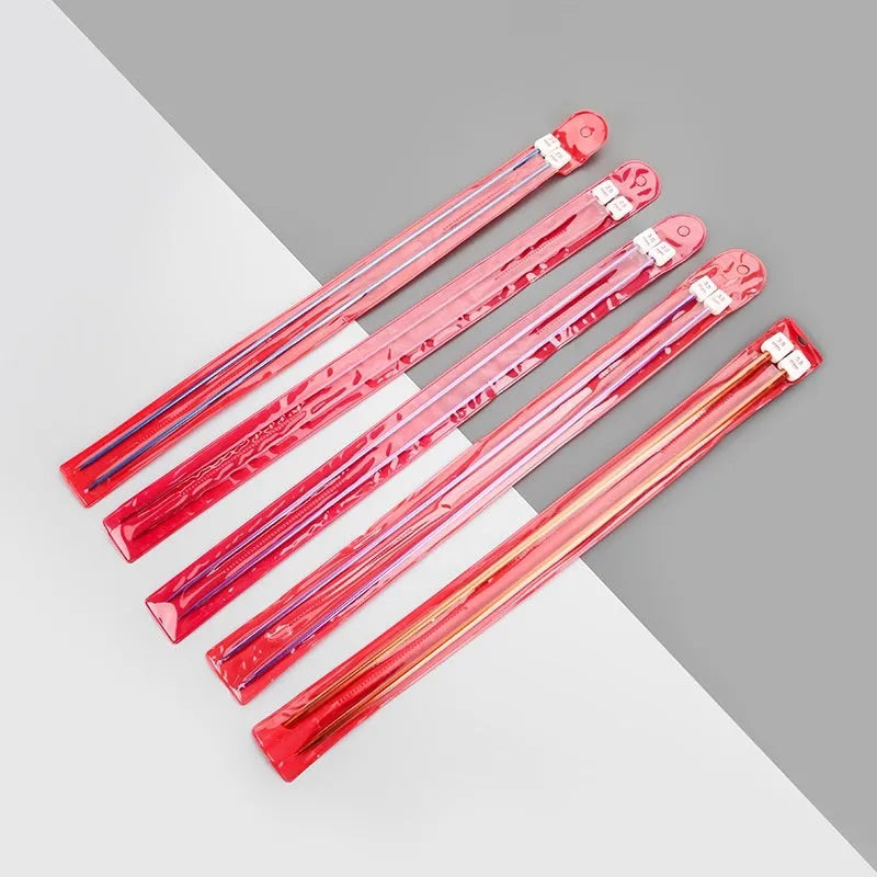 Set of aluminium crochet hooks in sizes from 2mm to 10mm with two protective caps.