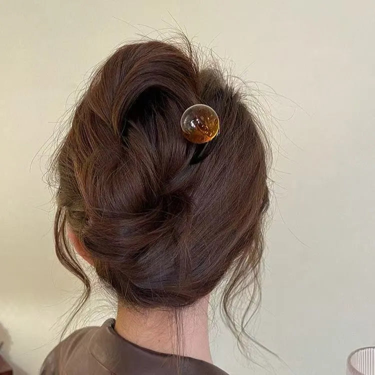 Simple retro-style U-shaped hair barrette made of acrylic in a beige colour.