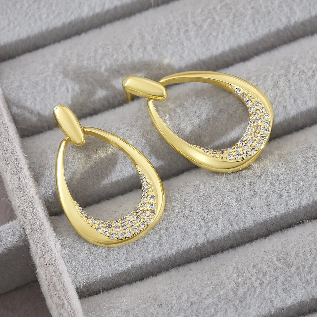 Women's geometric drop-shaped earrings in yellow gold with round and oval elements