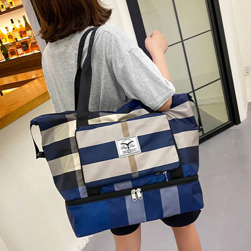 Foldable travel duffel bag in black with waterproof Oxford cloth, 20-35L capacity, and dry wet separation feature