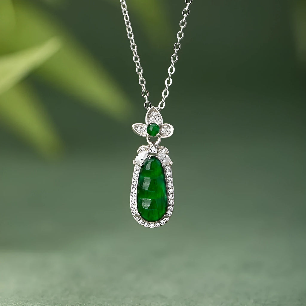 Sauteed green beans 925 silver necklace with flower pendant and adjustable cross chain on woman