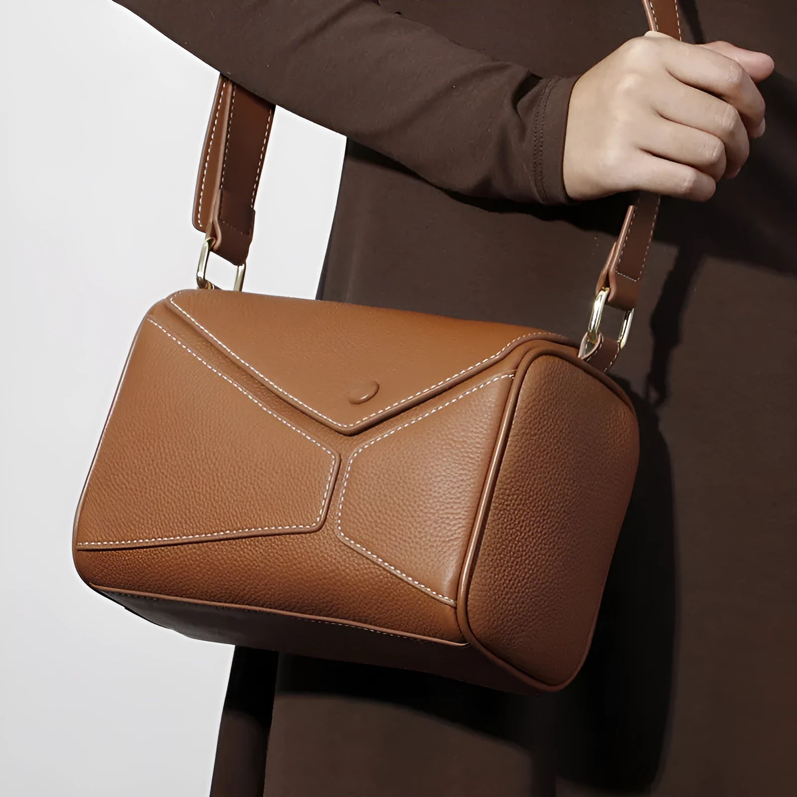 Women's genuine leather crossbody bag in soft first layer cowhide, square shape, 22x11x15cm, black colour option on a plain background