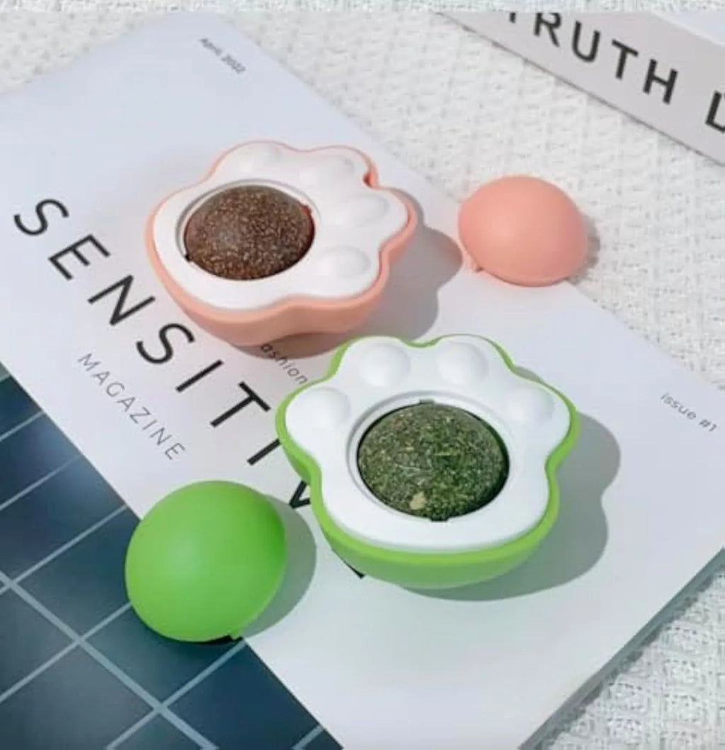 Blue, green, and pink catnip balls for dental cleaning measuring 45mm