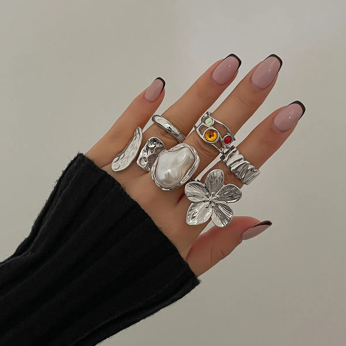 Women open flower ring with imitation pearl centrepiece in gold alloy band